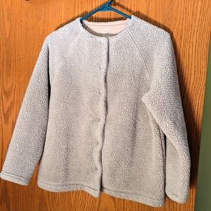 Thick and warm, round neck, raglan sleeve cut style. Jersey lined.